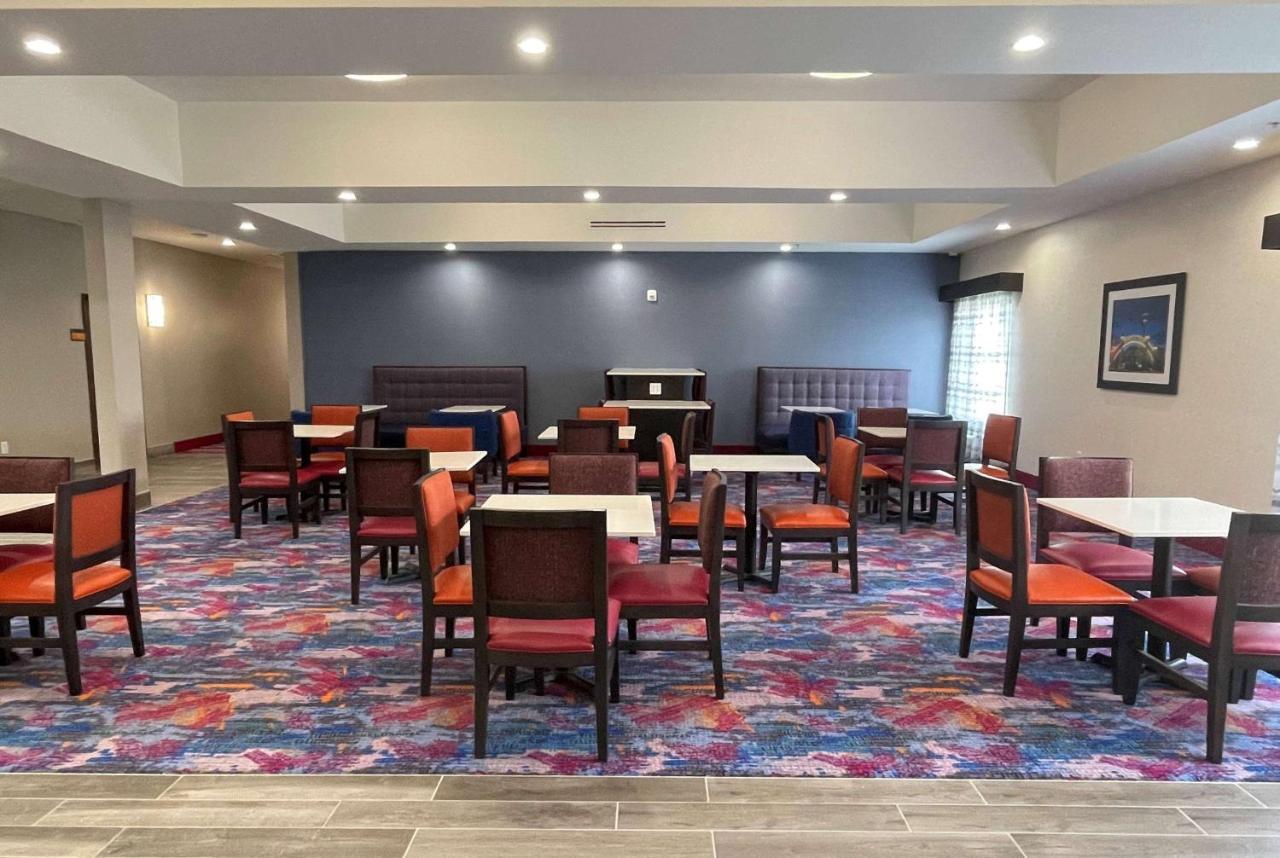 La Quinta And By Wyndham -